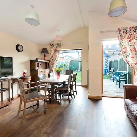 Lovely Three Bedroomed House, Parking 2 Cars London Exterior photo