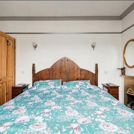 Lovely Three Bedroomed House, Parking 2 Cars London Exterior photo