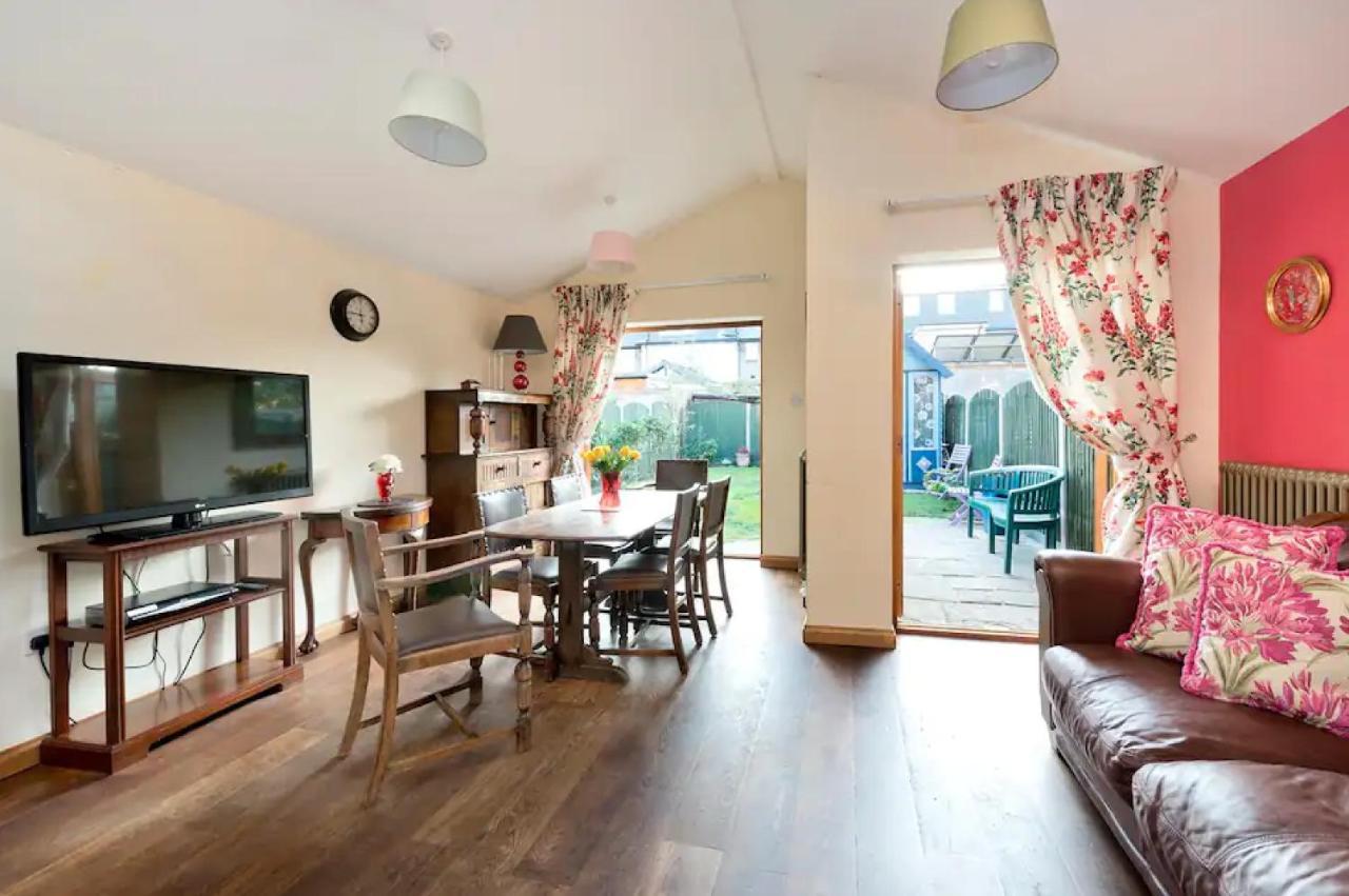 Lovely Three Bedroomed House, Parking 2 Cars London Exterior photo