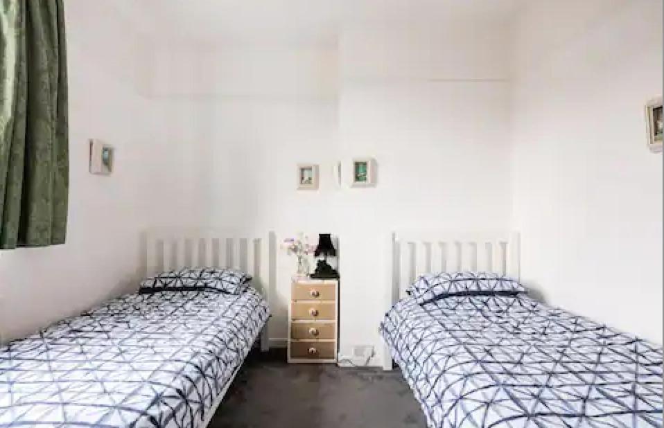 Lovely Three Bedroomed House, Parking 2 Cars London Exterior photo