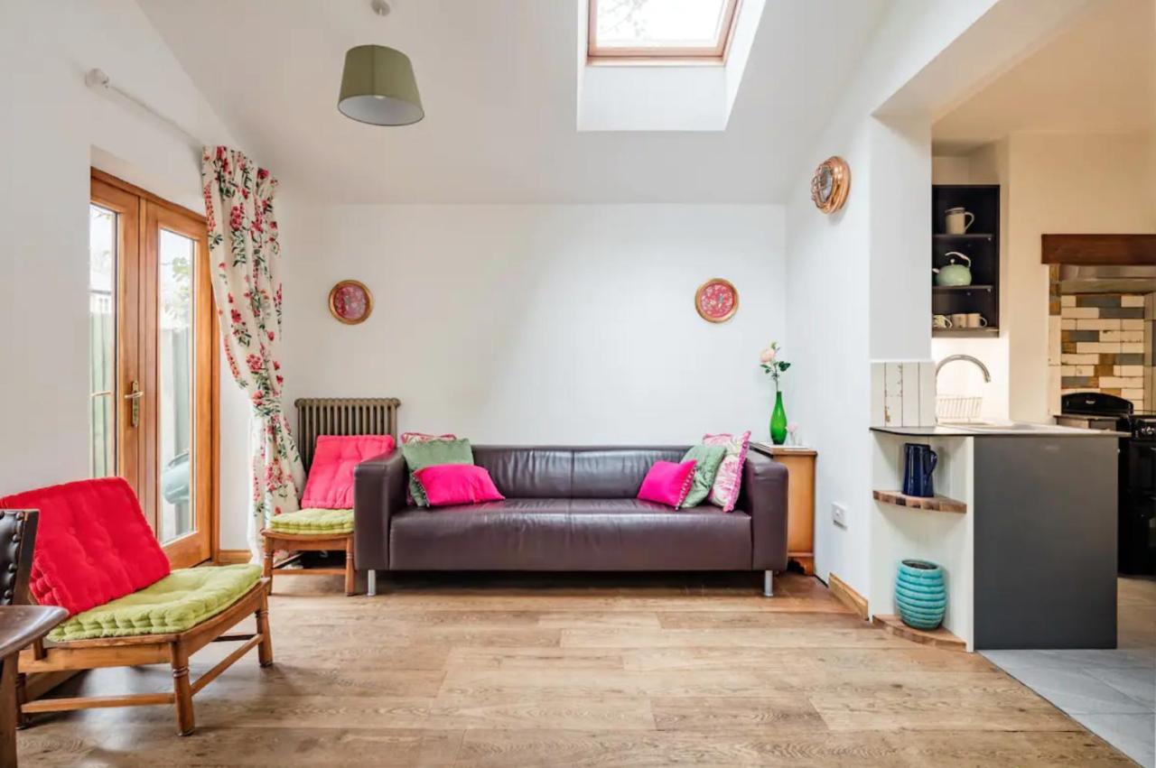 Lovely Three Bedroomed House, Parking 2 Cars London Exterior photo