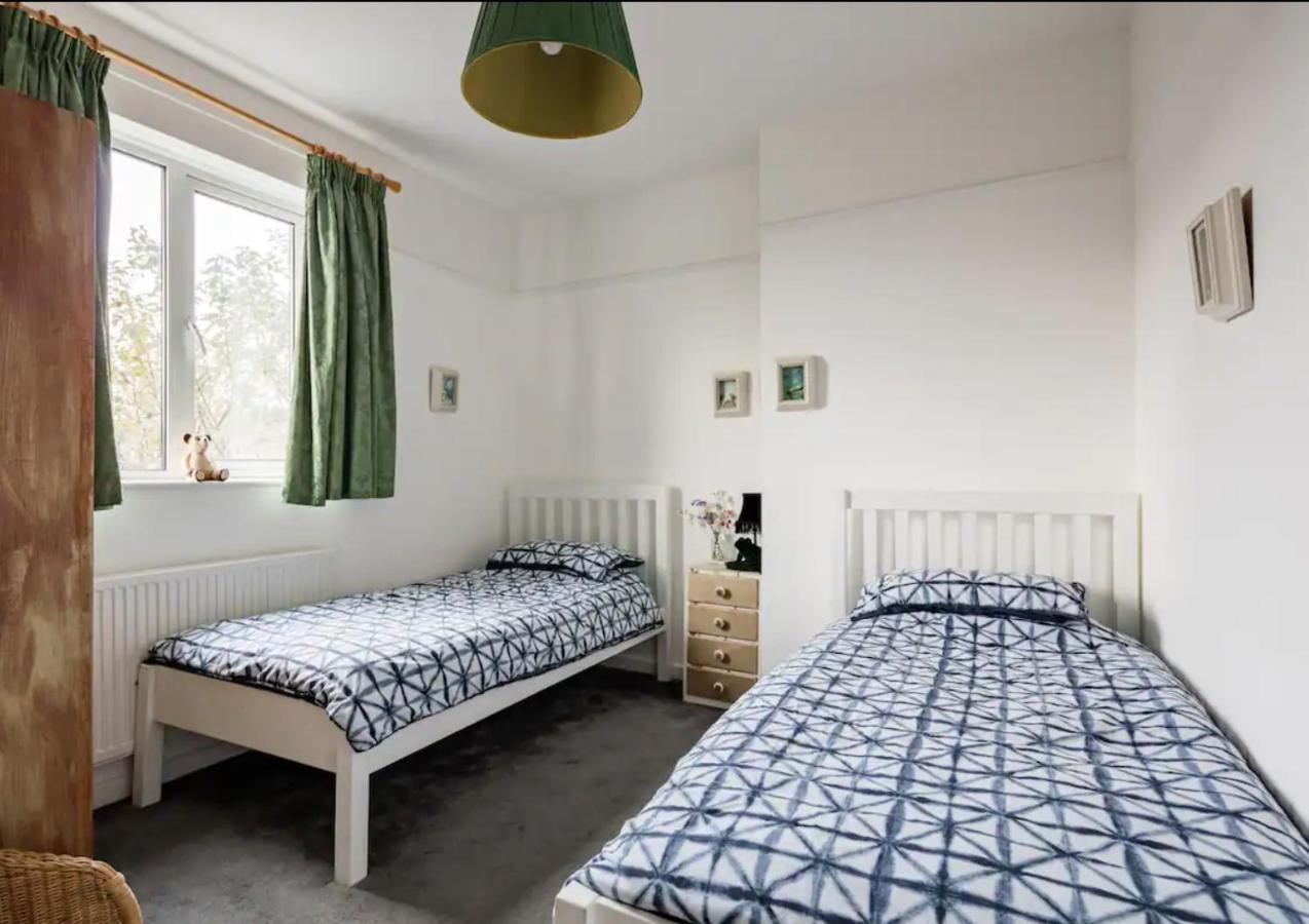 Lovely Three Bedroomed House, Parking 2 Cars London Exterior photo