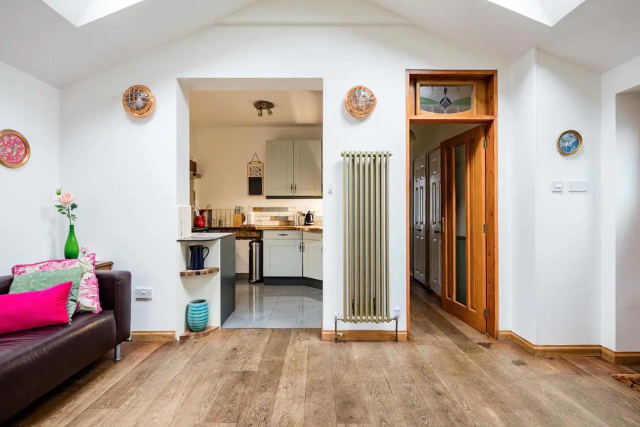 Lovely Three Bedroomed House, Parking 2 Cars London Exterior photo