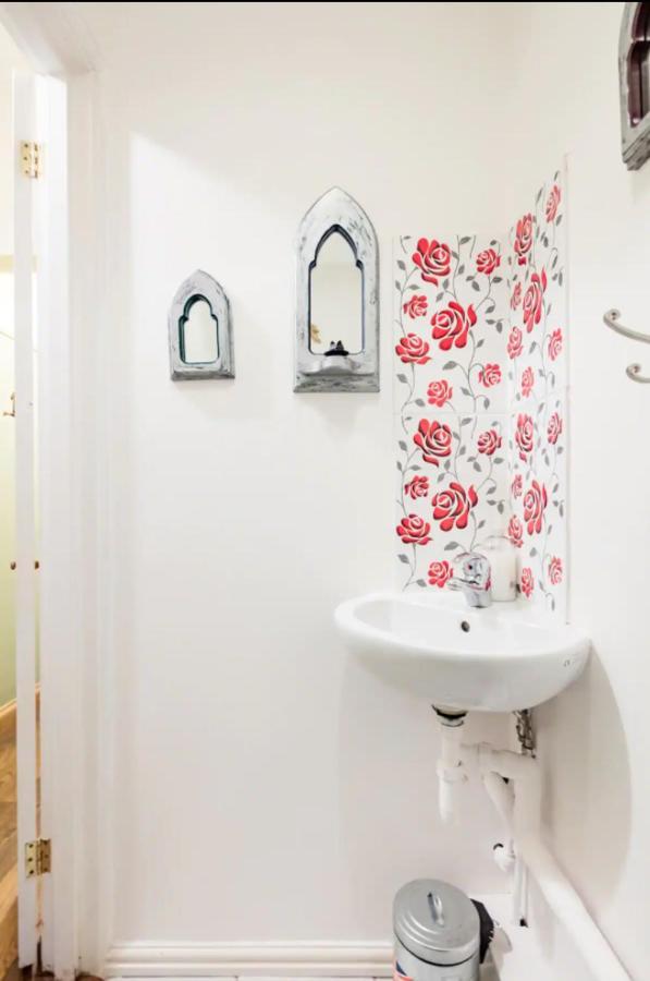 Lovely Three Bedroomed House, Parking 2 Cars London Exterior photo