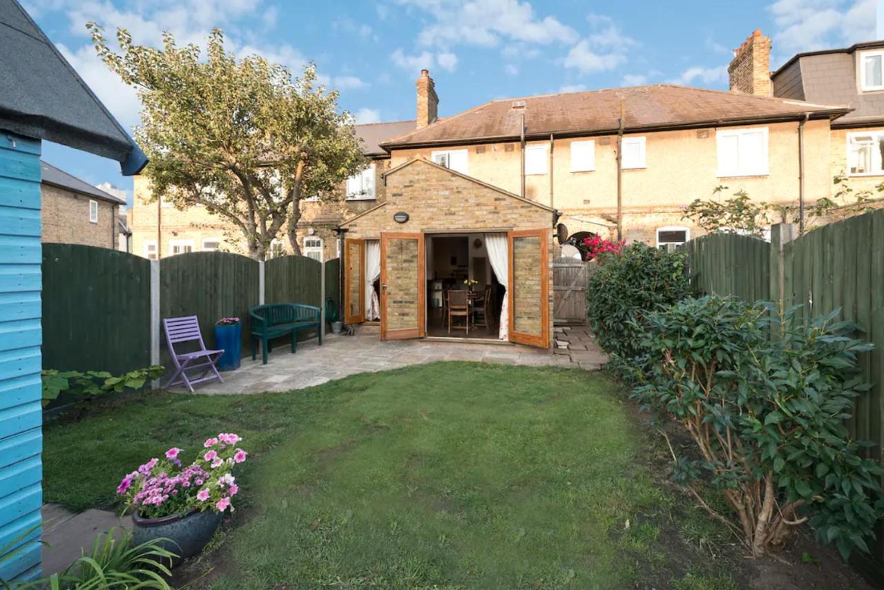Lovely Three Bedroomed House, Parking 2 Cars London Exterior photo